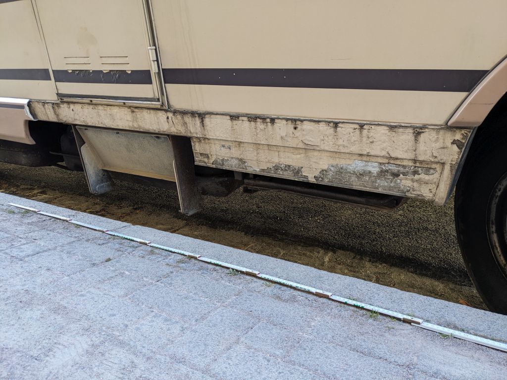 Seitenansicht RM40, tlw. fehlende Schürze